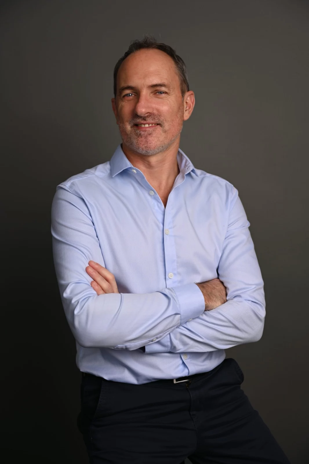 Thomas Schaevers, fondateur d’Expatriation Lucide, souriant, bras croisés